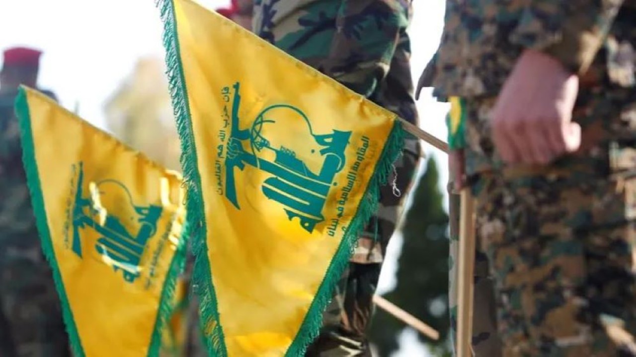 Anggota Hizbullah memegang bendera yang menandai Hari Perlawanan dan Pembebasan, di Kfar Kila dekat perbatasan dengan Israel, Lebanon selatan, 25 Mei 2021. (Reuters)