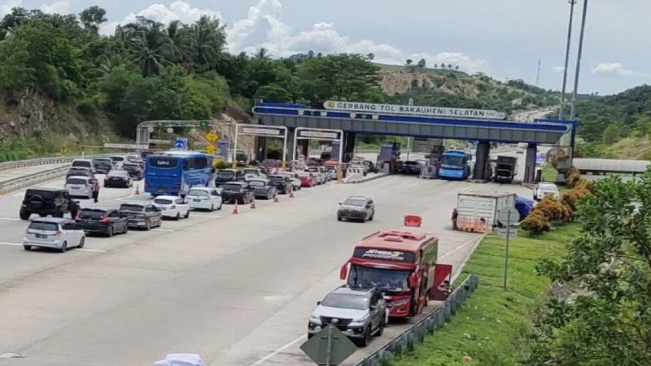 Ilustrasi-Kendaraan sedang mengantri di Gerbang Tol Bakauheni selatan untuk melintasi Jalan Tol Trans Sumatera. (ANTARA/Dian Hadiyatna)