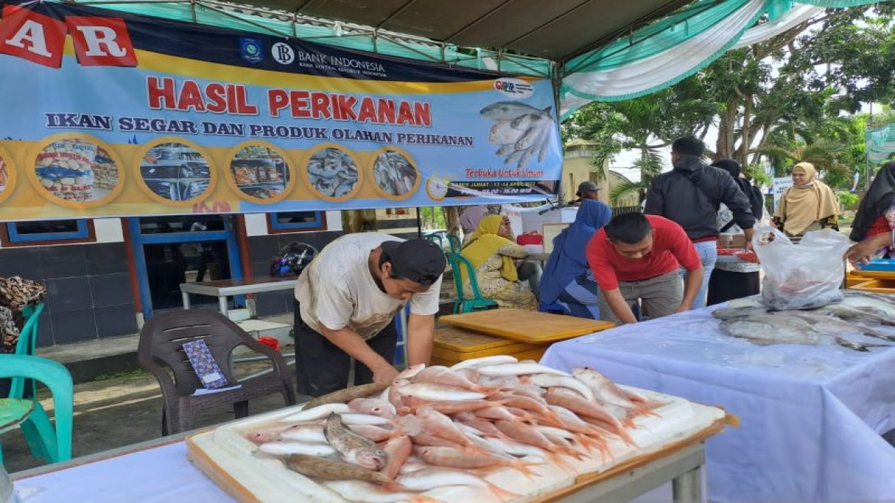 Dinas Kelautan dan Perikanan Provinsi Kepulauan Bangka Belitung menggelar bazar ikan segar dan produk olahan perikanan di Pangkalpinang, Jumat. (Aprionis)