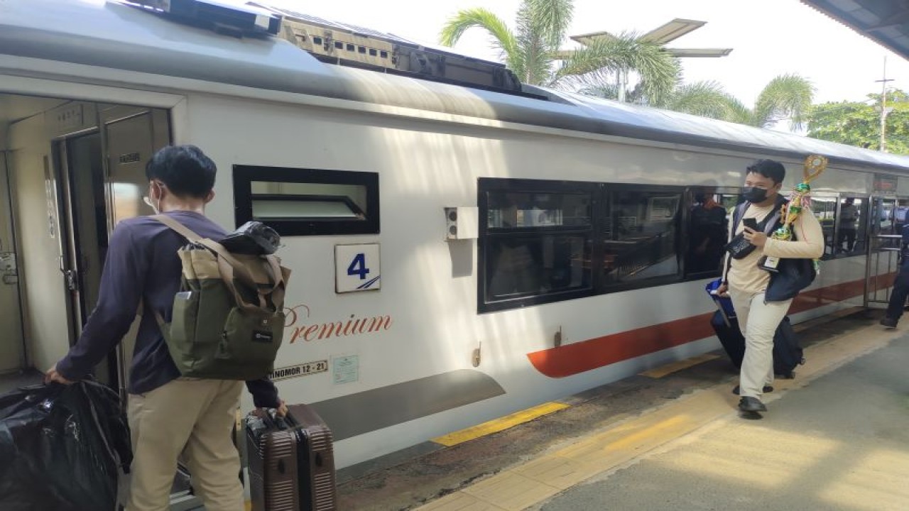 Ilustrasi: Penumpang KAI sedang menaiki menuju kereta api (KA) di Stasiun Tanjungkarang. (ANTARA/Dian Hadiyatna)