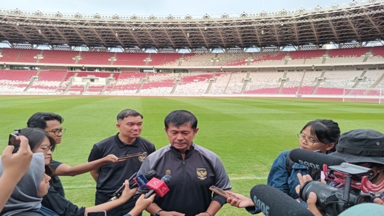 Pelatih timnas Indonesia U-22 Indra Sjafri menjawab pertanyaan pewarta setelah memimpin latihan tim di lapangan Stadion Gelora Bung Karno, Jakarta, Sabtu (1/4/2023). (ANTARA/RAUF ADIPATI)