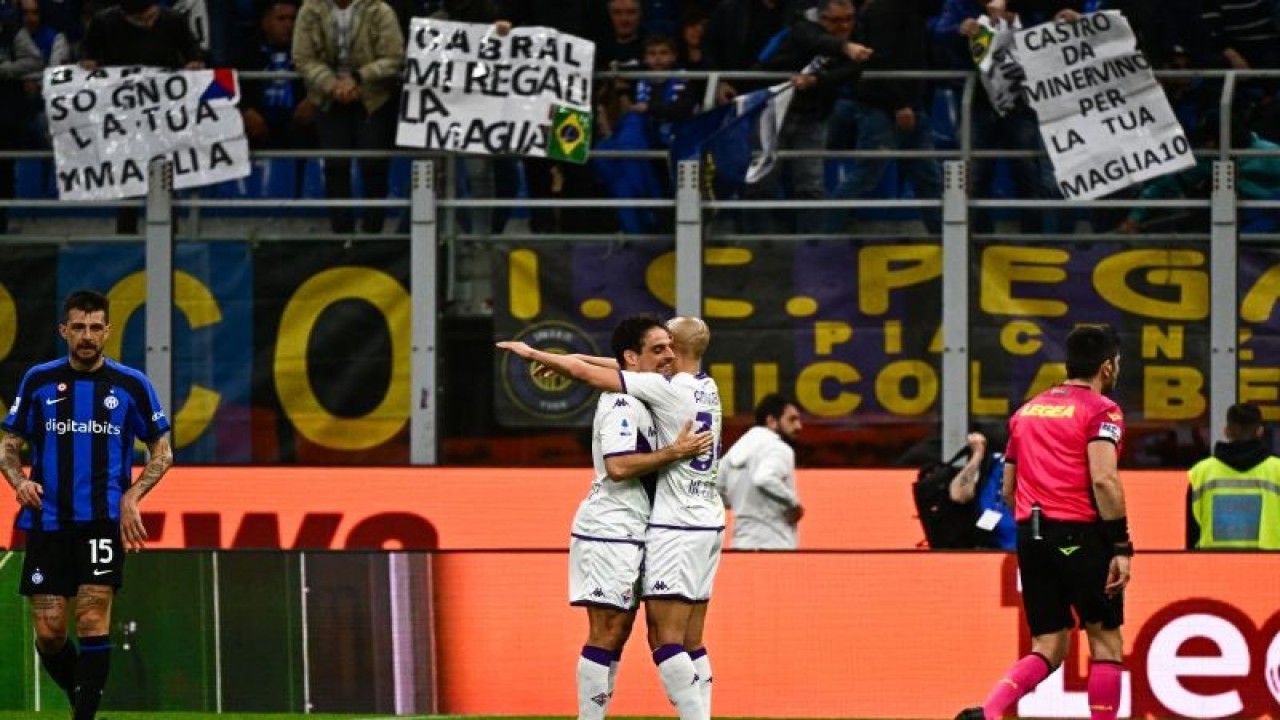 Gelandang Fiorentina Giacomo Bonaventura (tengah) memeluk rekan setimnya Sofyan Amrabat setelah berhasil mengalahkan Inter Milan 1-0 dalam pertandingan liga Italia di Giuseppe Meazza pada 1 April 2023. ANTARA/AFP/GABRIEL BOUYS
