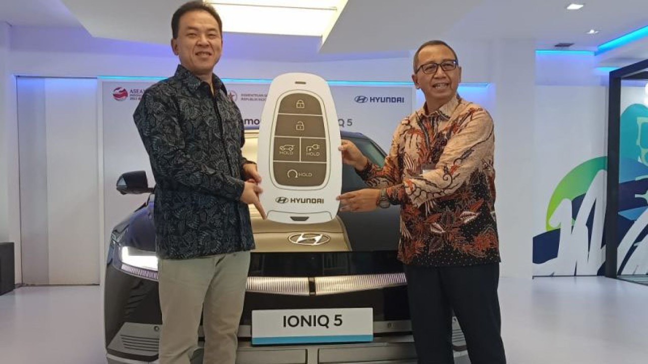 President Director Hyundai Motor Indonesia Woojune Cha Menyerahkan