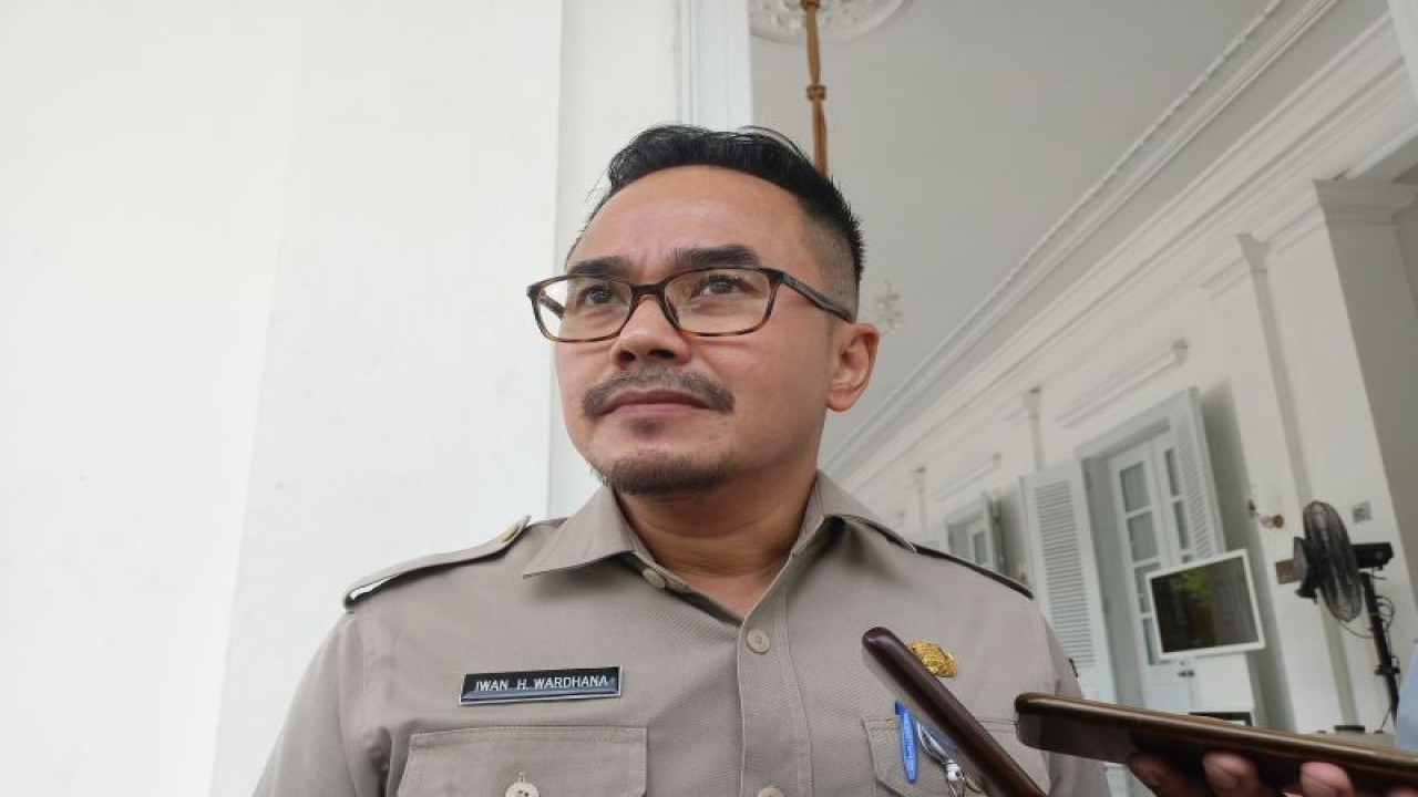 Kepala Dinas Kebudayaan DKI Jakarta Iwan Henry Wardhana usai mendampingi Pj Gubernur DKI Jakarta Heru Budi bertemu Dirjen Kebudayaan Kemendikbudristek RI Hilmar Farid di Balai Kota DKI Jakarta, Selasa (4/4/2023). (ANTARA/Siti Nurhaliza)