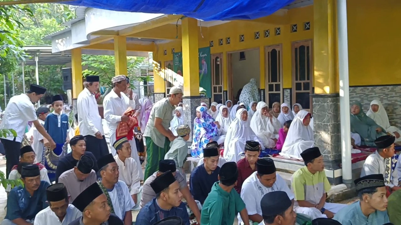 Jamaah Aolia sedang melaksanakan Sholat Idul Fitri/ist