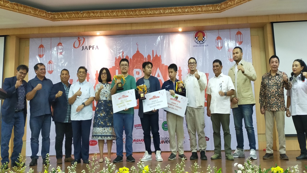 Ketua Umum PB Percasi GM Utut Adianto dan Vice President Head of Social Investment JAPFA, R. Artsanti Alif serta jajaran pengurus PB Percasi berfoto bersama juara, runner up dan peringkat tiga JAPFA Ramadhan Cup 2023.