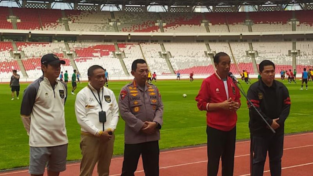Presiden RI Joko Widodo (Jokowi) memberikan keterangan pers setelah bertemu dengan para pemain timnas U-20 di GBK, Jakarta, Sabtu (1/4/2023).  (ANTARA/Indra Arief Pribadi)