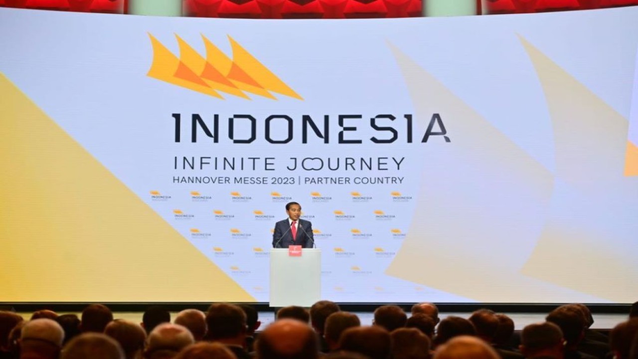 Presiden Joko Widodo (Jokowi) memberikan sambutan ketika menghadiri upacara pembukaan Hannover Messe 2023, di Hannover Congress Centrum, Hannover, Jerman, Minggu (16/4/2023). (BPMI SETPRES/UN)