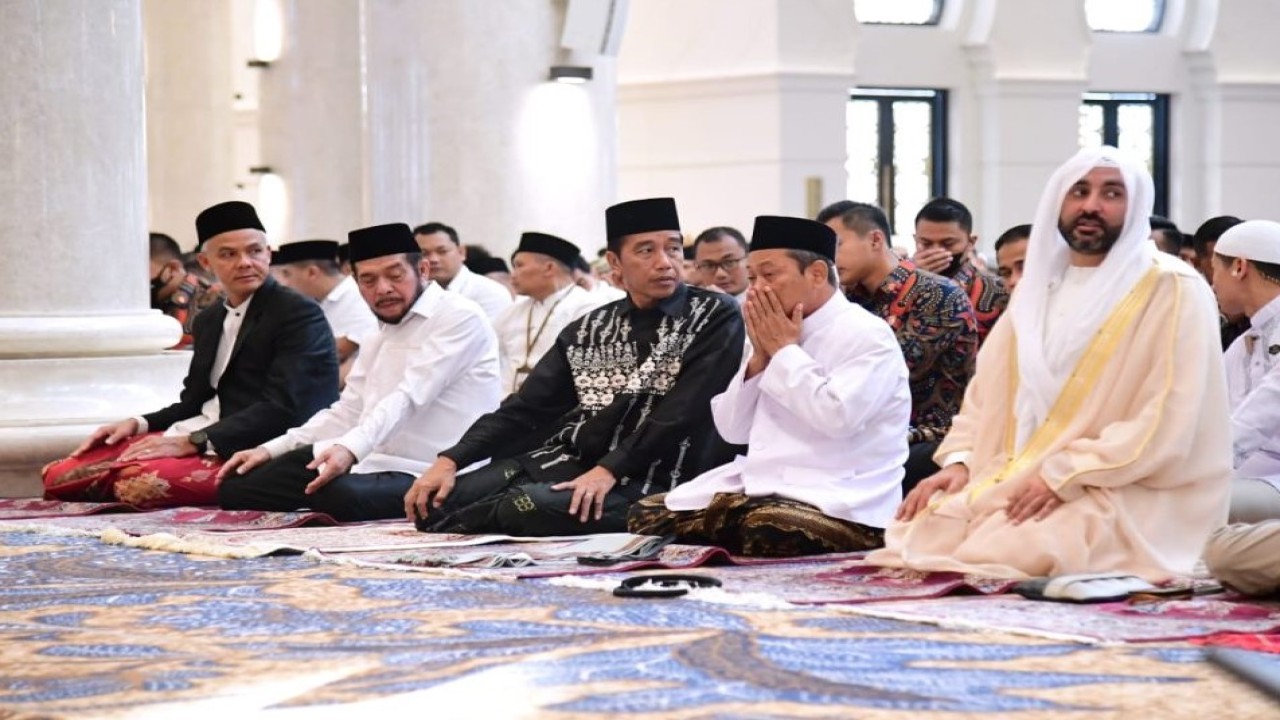 Presiden Jokowi dan melaksanakan salat Idulfitri 1444 Hijriah di Masjid Raya Sheikh Zayed, Kota Surakarta, Jawa Tengah, Sabtu (22/04/2023) pagi. (Foto: BPMI Setpres)