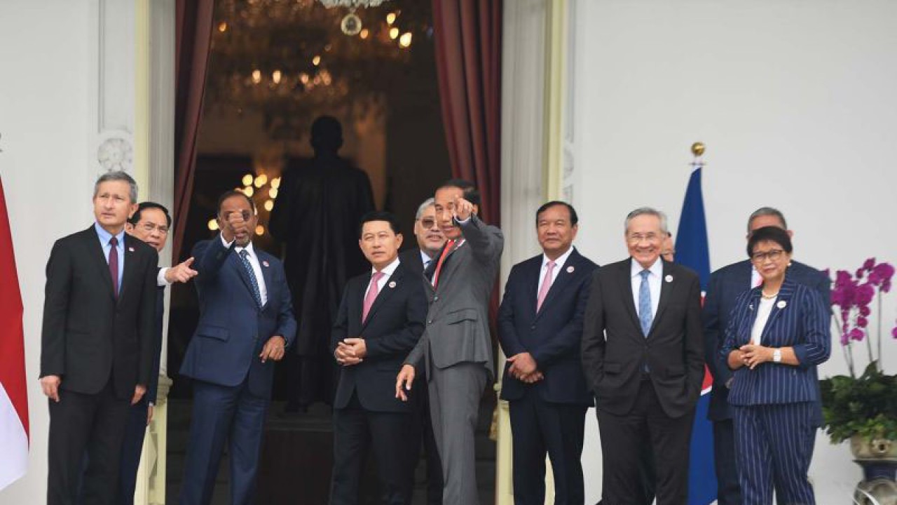 Presiden Joko Widodo (tengah) berbincang dengan menteri luar negeri negara-negara ASEAN sebelum melakukan pertemuan pada kunjungan kehormatan di Istana Merdeka, Jakarta, Jumat (3/2/2023). Dalam pertemuan tersebut Presiden Joko Widodo memberikan pesan agar negara-negara ASEAN tidak menjadi proksi bagi siapa pun, serta pentingnya menjaga sentralitas dan kesatuan ASEAN.  ANTARA FOTO/Hafidz Mubarak A/aww.