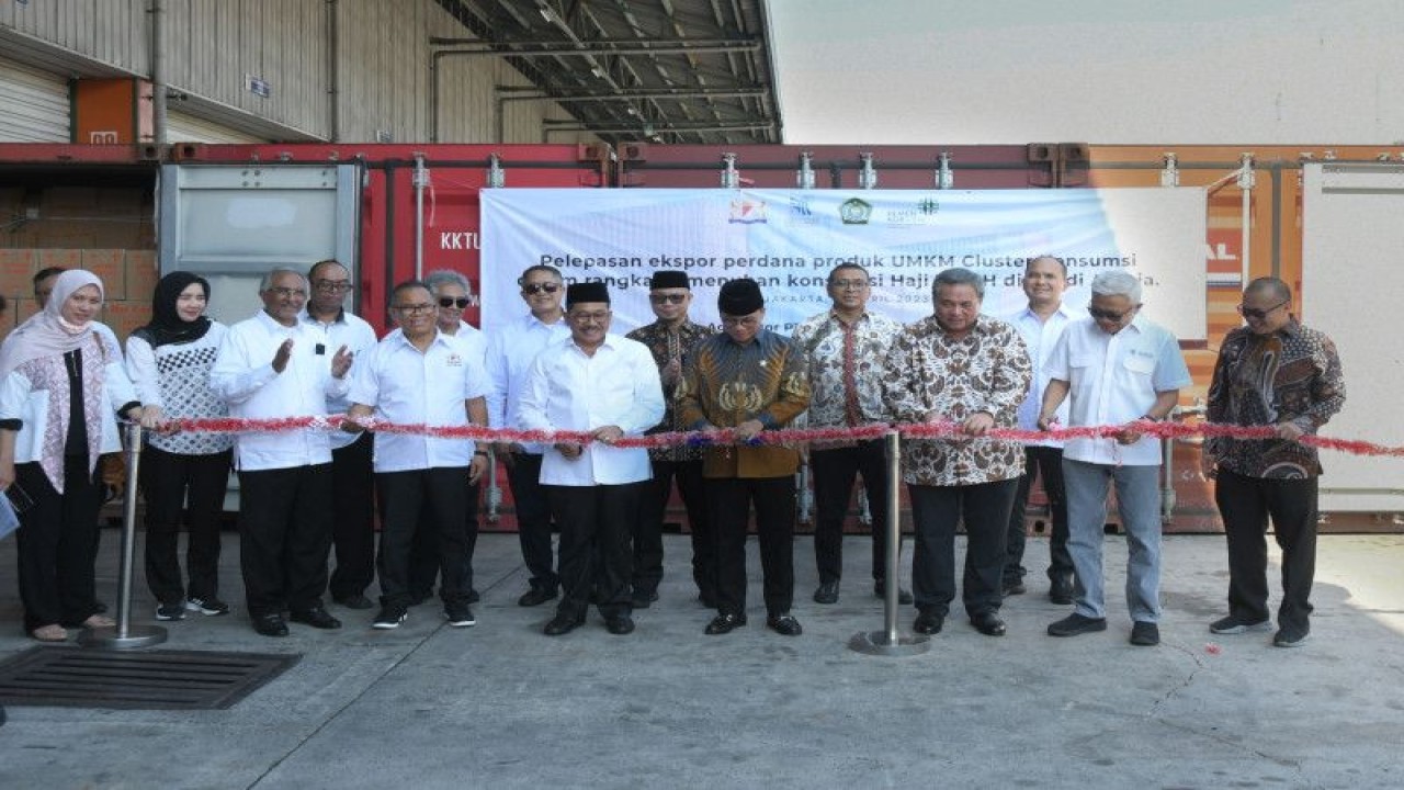 Pelepasan ekspor perdana produk usaha kecil dan menengah (UKM) berupa ikan tuna kaleng dan bumbu masak ke Arab Saudi untuk memenuhi kebutuhan jamaah haji. (ANTARA/HO Kadin Indonesia)