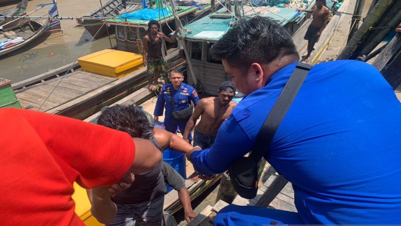 Proses pertolongan kepada anak buah kapal (ABK) kapal pompong yang karam di Pelabuhan Kuala Tungkal, Jambi, Rabu (12/4/23). ANTARA/HO-Eko