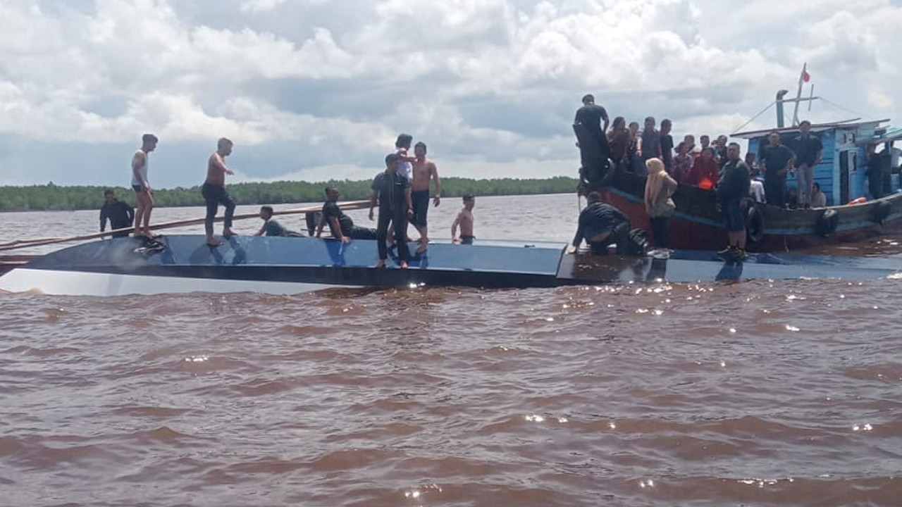 Kapal Cepat Fery tujuan Tanjung Pinang dari Tembilahan Kab. Inhil mengalami kecelakaan di sekitar perairan guntung pulau burung, pada Kamis, 27 April 2023.