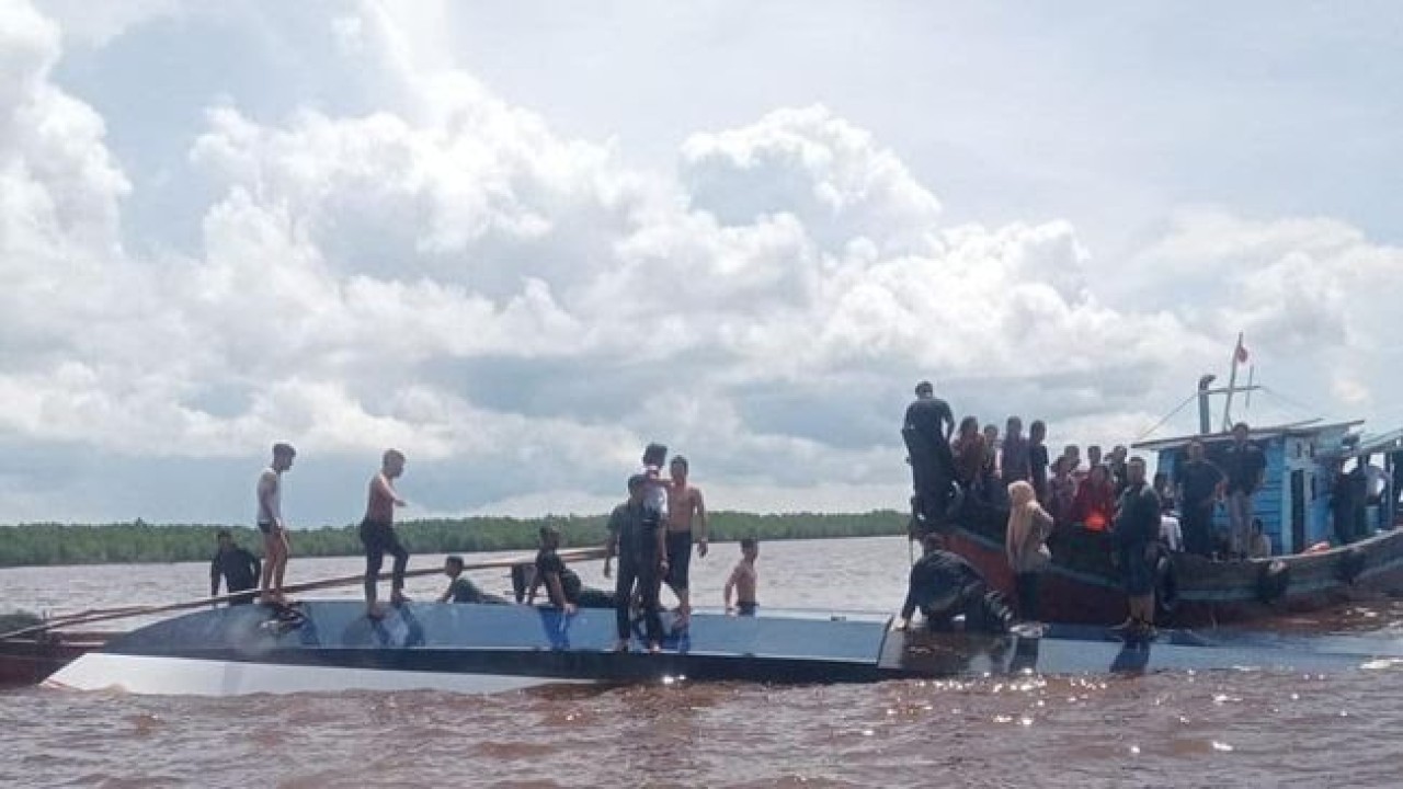 Kapal terbalik di Riau. (Net)