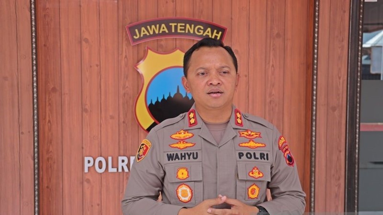 Kapolres Sukoharjo AKBP Wahyu Nugroho Setyawan saat memberikan keterangan soal maraknya jasa penukaran uang baru di Mapolres Sukoharjo, Jawa Tengah, Selasa (4/4/2023). (ANTARA/Bambang Dwi Marwoto)