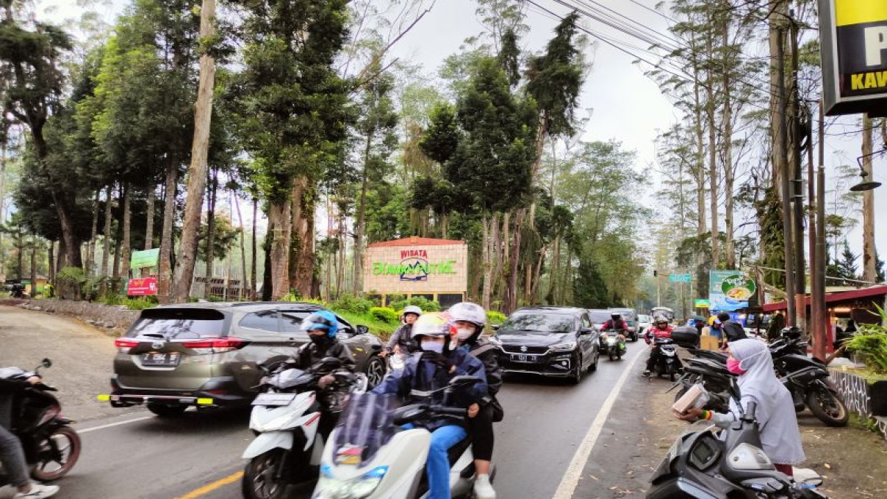 Situasi di depan pintu gerbang masuk kawasan wisata Kawah Putih, Ciwidey, Kabupaten Bandung, Selasa (24/4/2023) petang. (ANTARA/Ricky Prayoga)