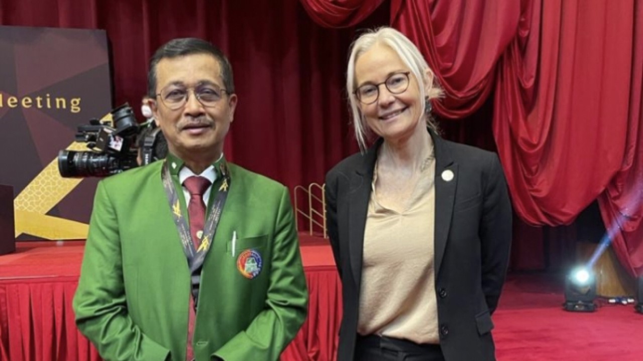 Ketum PP PTMSI Komjen Pol (Purn) Oegroseno bersama Presiden ITTF Petra Sorling