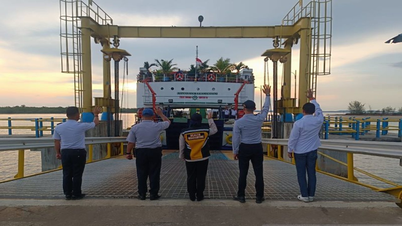 Aktivitas kapal di Pelabuhan Tanjung Ru Belitung siap berangkat menunju pelabuhan Sadai Bangka Selatan membawa puluhan kendaraan pemudik (ANTARA/Kasmono-Apriliansyah)