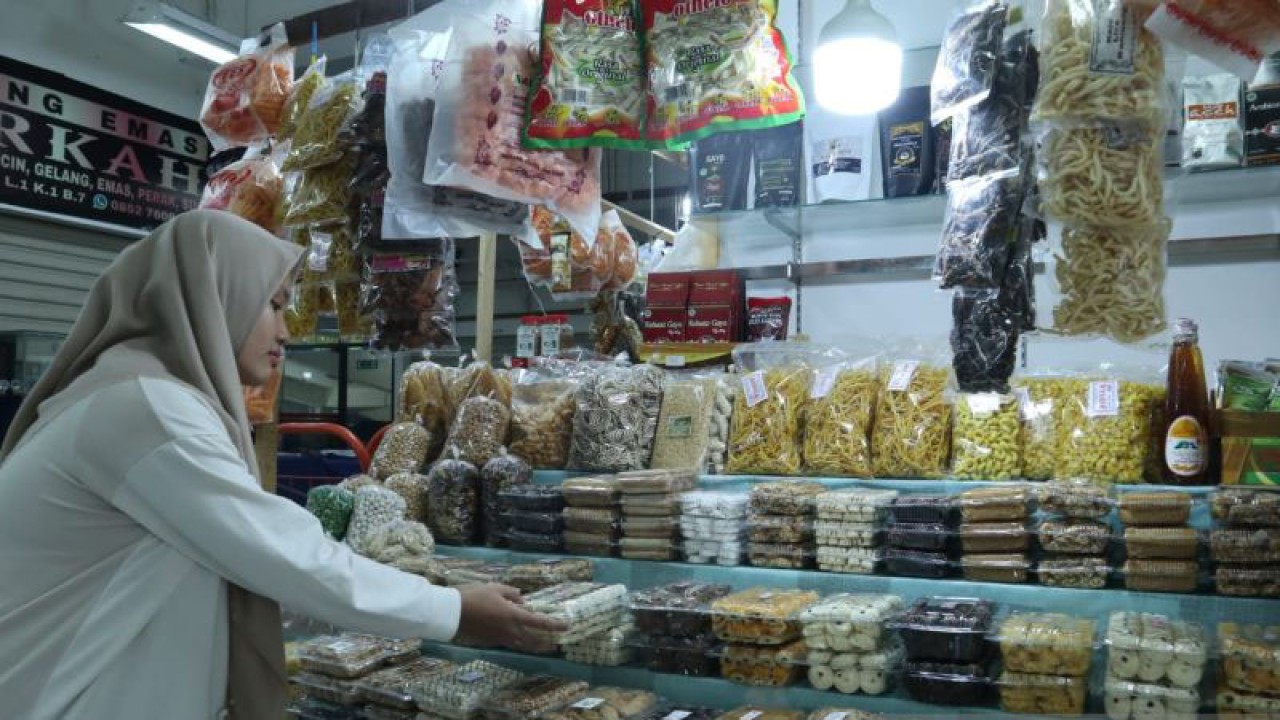 Pedagang kue kering di Pasar Aceh saat merapikan barang dagangannya, di Banda Aceh, Selasa (18/4/2023). (ANTARA/Nurul Hasanah)