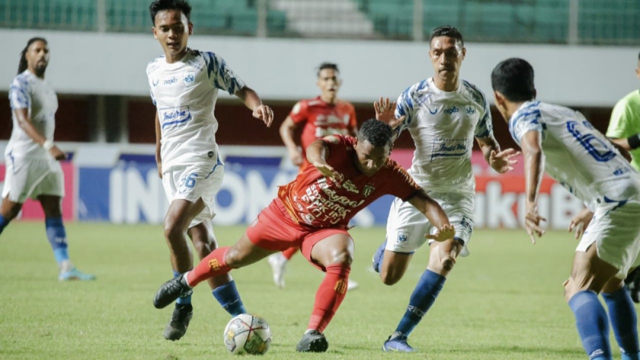 Laga Bali United vs PSIS Semarang