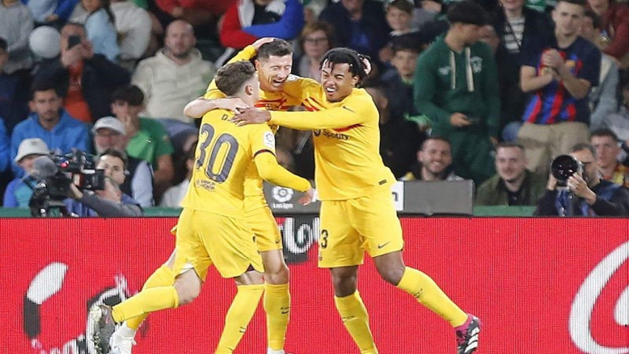 Robert Lewandoski (tengah) merayakan golnya bersama dengan Gavi (kiri) dan Jules Kounde (kanan) dalam pertandingan Liga Spanyol pekan ke-27 Liga Spanyol di Martinez Valero stadium pada 1April 2023. ANTARA/AFP/M. RAMON