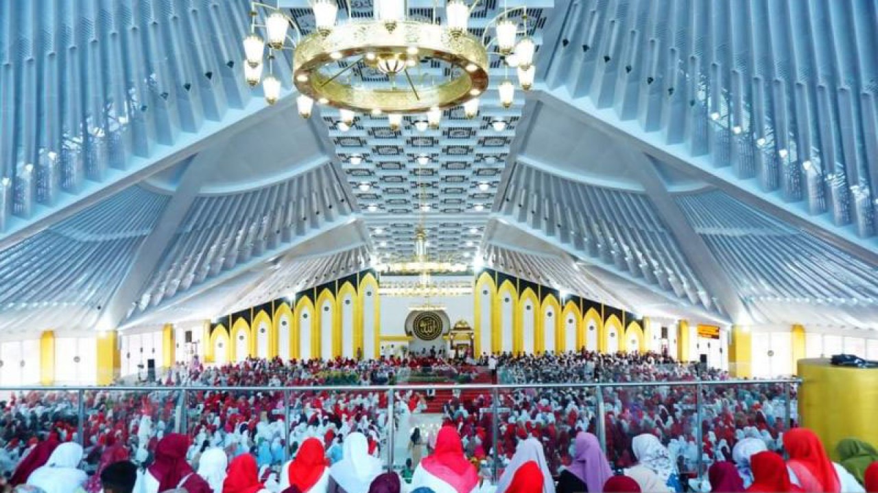 Ribuan masyarakat mengikuti pengajian Dedeh Rosidah atau Mamah Dedeh di Masjid Agung Dharmasraya, Kabupaten Dharmasraya, Sumbar. (ANTARA/HO-Kominfo Dharmasraya)