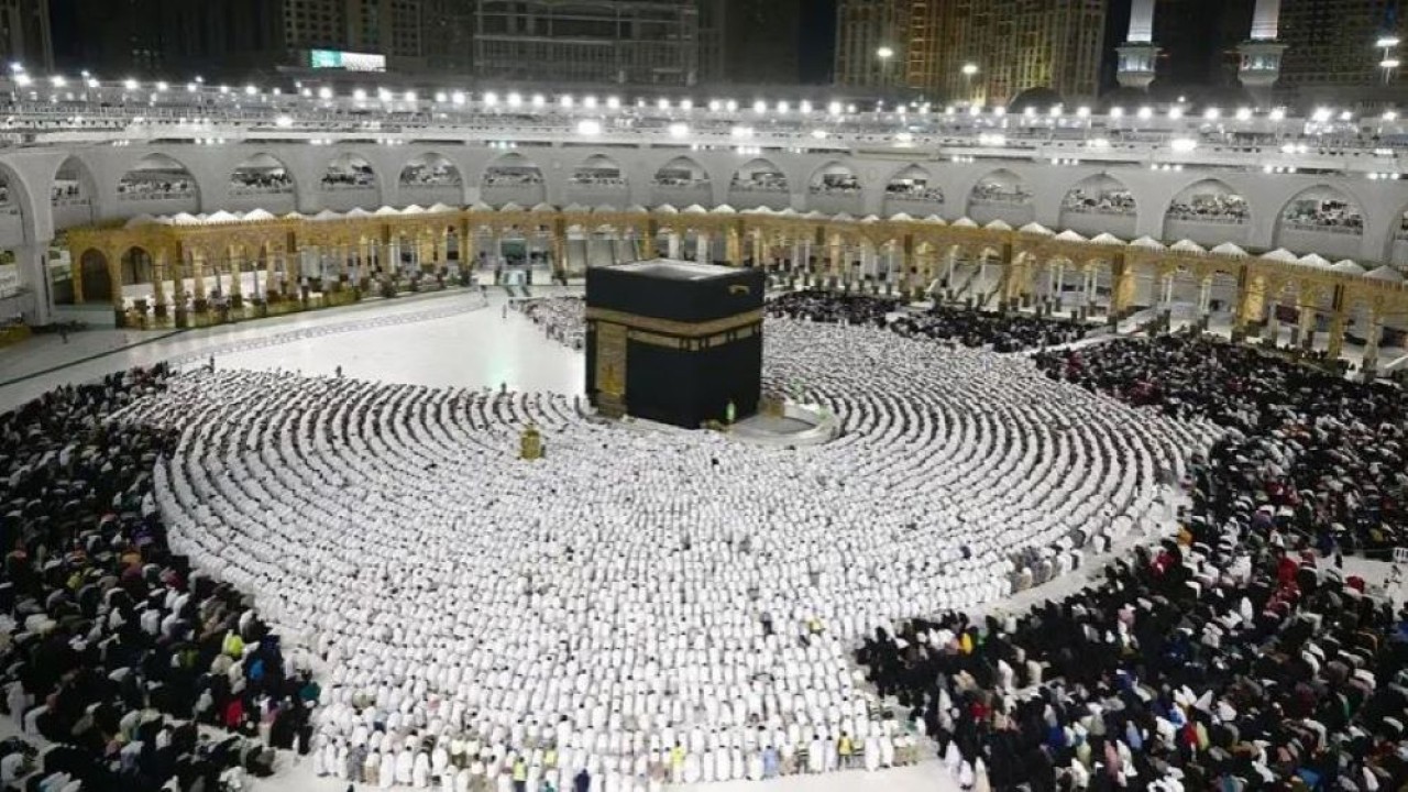 Pemandangan umum umat Islam melaksanakan salat Isya di Masjidil Haram saat bulan suci Ramadhan, di kota suci Mekkah, Arab Saudi, 11 April 2023. (SPA)