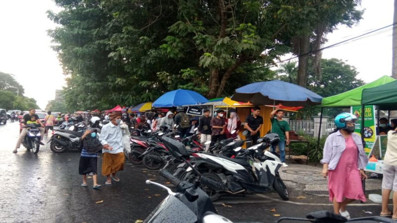 Arsip Foto. Pedagang musiman menjajakan dagangan mereka di Jalan Majapahit, Kota Mataram, Provinsi Nusa Tenggara Barat. Kegiatan perdagangan makanan berkontribusi pada peningkatan timbulan sampah di Mataram selama Ramadhan. (ANTARA/HO DLH Mataram)