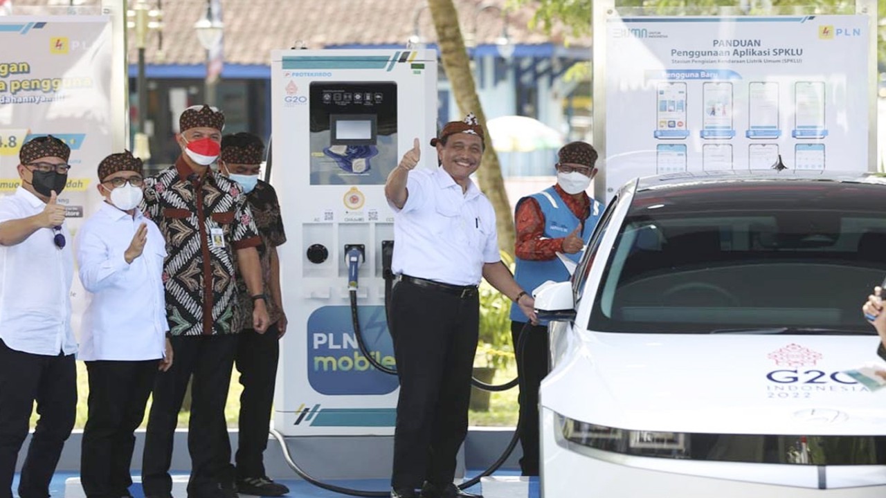 Menko Marves Jenderal (Purn) Luhut Binsar Pandjaitan saat meresmikan stasiun pengisian kendaraan listrik umum (SPKLU) di kawasan Candi Borobudur, Magelang, Jawa Tengah.  (Ist/dokumen PT PLN)