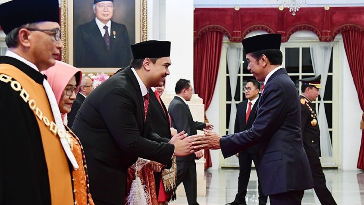 Presiden Joko Widodo memberikan selamat kepada Ario Bimo Nandito Ariotedjo usai dilantik sebagai Menteri Pemuda dan Olahraga (Menpora) Kabinet Indonesia Maju dalam sisa masa jabatan periode tahun 2019-2024 di Istana Negara, Jakarta, Senin (3/4/2023). ANTARA/HO-Biro Pers Setpres/Lukas/aa. (Handout Biro Pers Sekretariat Kepresidenan/Lukas)