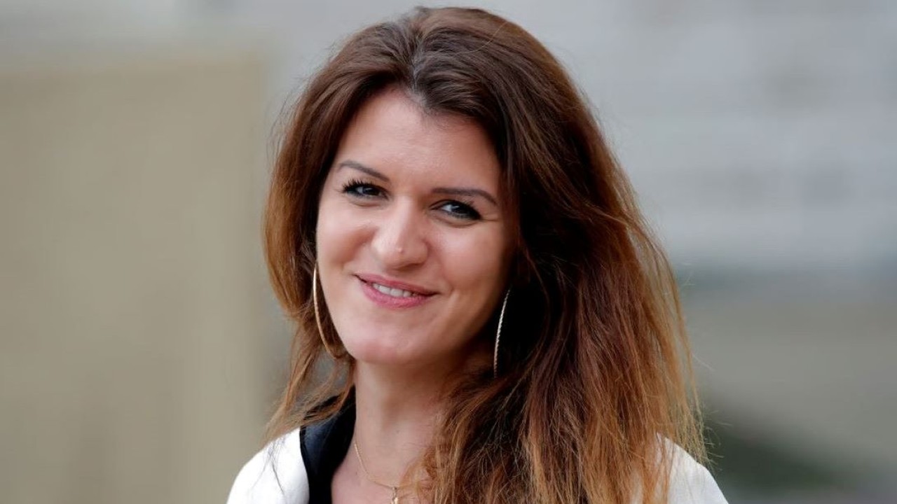 Menteri wanita Prancis Marlene Schiappa mendapat kecaman setelah muncul di sampul depan majalah Playboy. (Reuters)