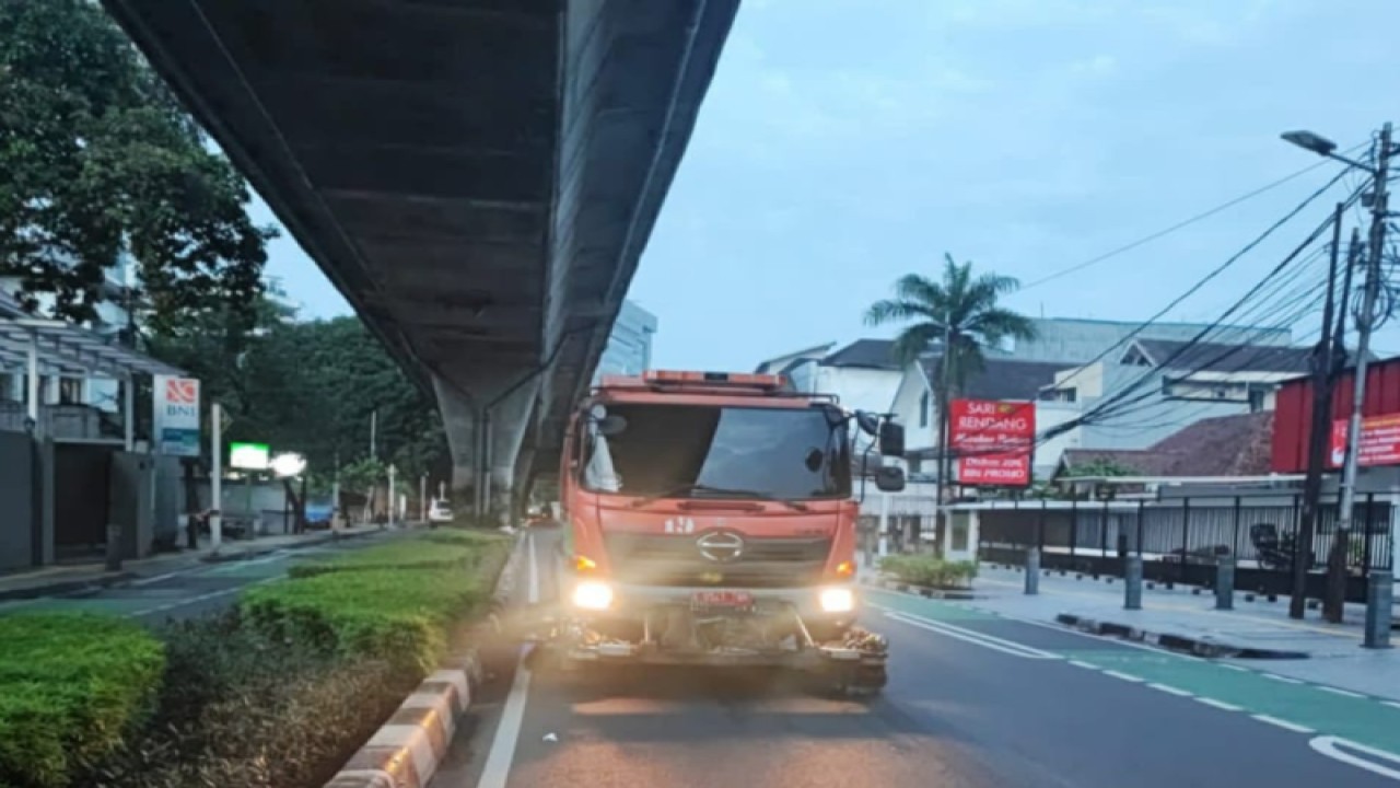 Pemerintah Kota Administrasi Jakarta Selatan menyiapkan kendaraan penyapu jalan (road sweeper) untuk menjaga kebersihan sekitar Gedung Sekretariat ASEAN, Jumat (31/3/2023). ANTARA/HO-Kominfotik Jakarta Selatan