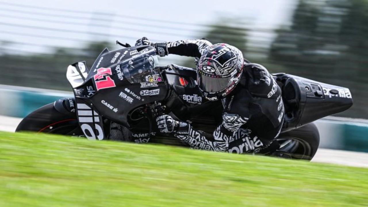 Pebalap Aprilia Racing asal Spanyol Aleix Espargaro saat tes pre-musim MotoGP di Sepang International Circuit, Sepang, pada 12 Februari 2023. (Photo by Mohd RASFAN / AFP) (AFP/MOHD RASFAN)