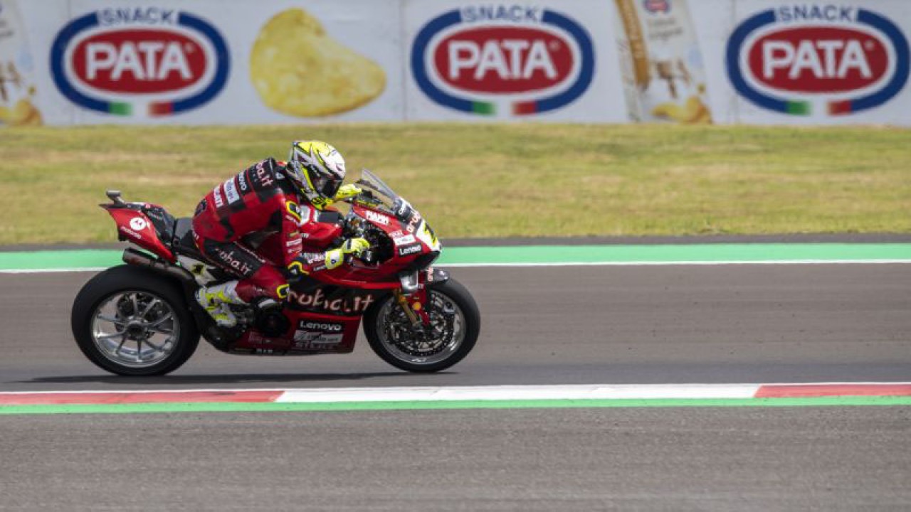 Arsip - Pebalap Aruba.it Racing-Ducati Alvaro Bautista memacu kecepatan saat Race 2 WSBK 2023 di Pertamina Mandalika International Street Circuit di KEK Mandalika, Praya, Lombok Tengah, NTB, Minggu (5/3/2023). . ANTARA FOTO/M Agung Rajasa/nym