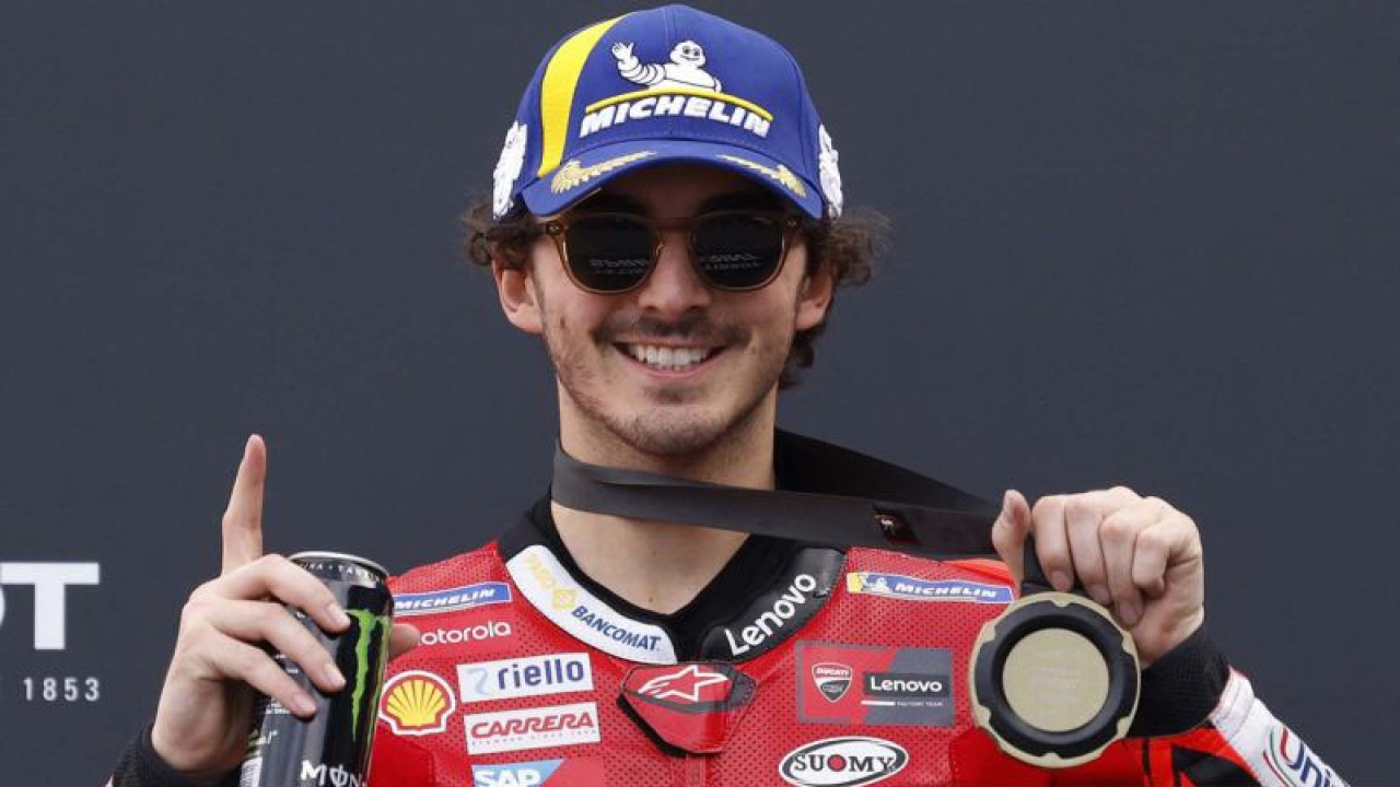 Pembalap Ducati Lenovo Team Francesco Bagnaia menunjukkan medali juara balapan sprint race MotoGP Portugal di Algarve International Circuit, Portimao, Portugal (25/3/2023). Pecco berhasil menorehkan sejarah sebagai juara satu sprint race MotoGP yang baru digelar perdana diikuti pembalap Pramac Ducati Jorge Martin dan pembalap Repsol Honda Marc Marquez. ANTARA FOTO/REUTERS/Marcelo Del Pozo/aww.