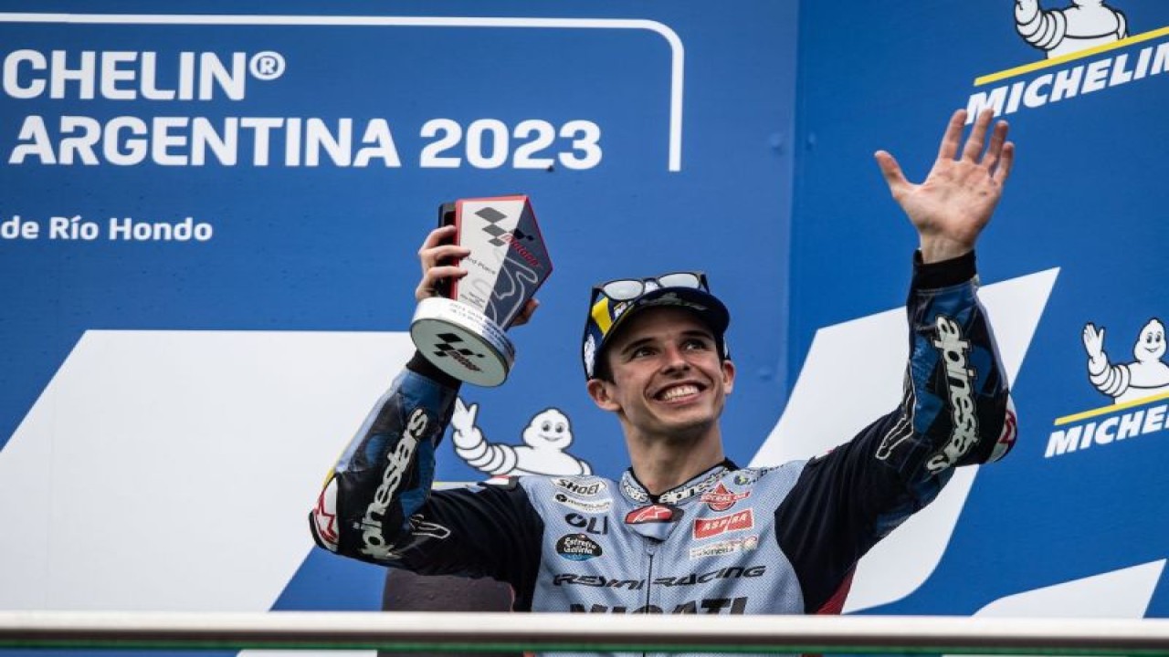 Pebalap Gresini Racing Alex Marquez menunjukkan tropi setelah finis ke tiga pada MotoGP Argentina di di Sirkuit Termas de Rio Hondo, Minggu (2/4/2023) waktu setempat. ANTARA/HO/MotoGP-Gresini Racing