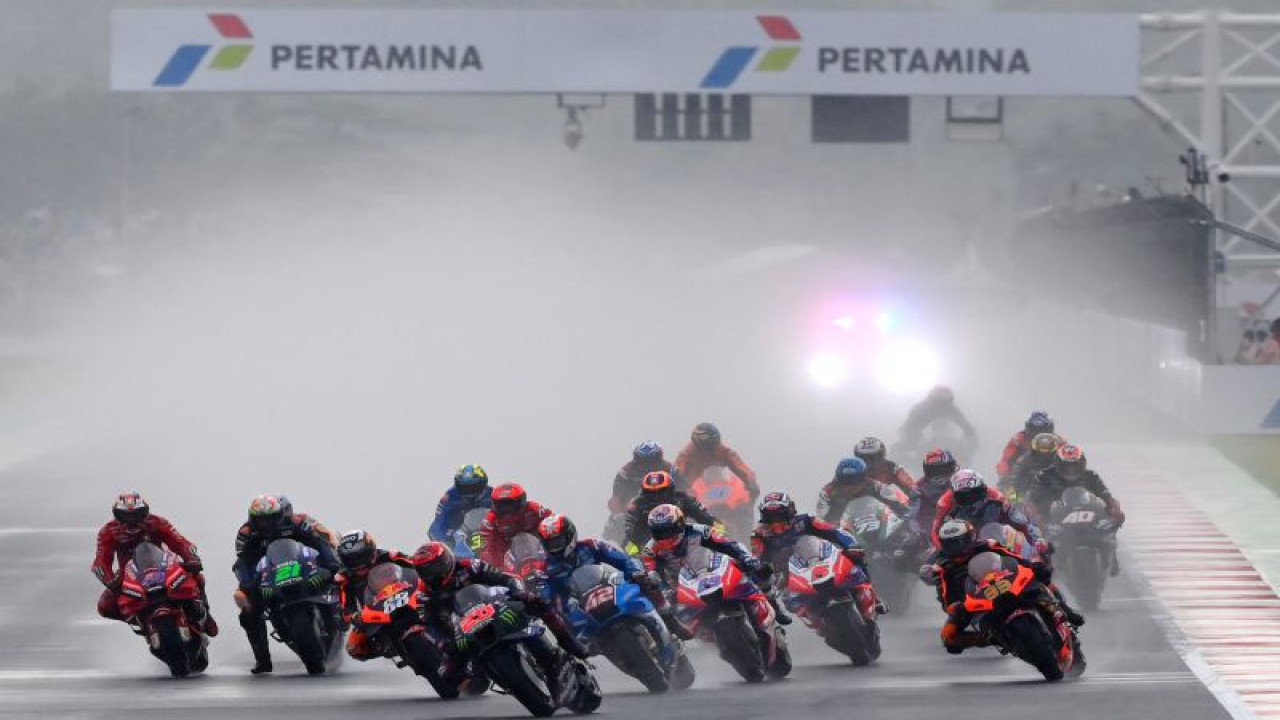 Ilustrasi - Sejumlah pembalap melaju saat balapan MotoGP seri Pertamina Grand Prix of Indonesia di Pertamina Mandalika International Street Circuit, Lombok Tengah, NTB, Minggu (20/3/2022). ANTARA FOTO/Andika Wahyu/foc.