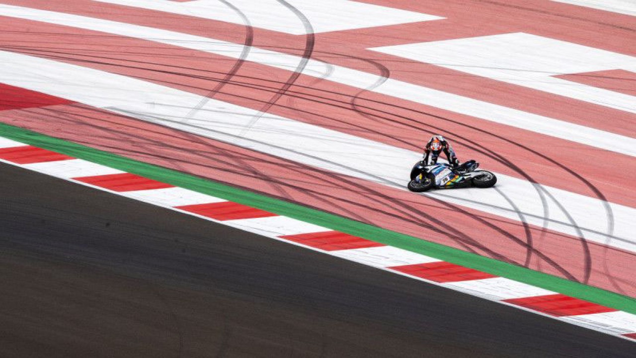 Pembalap Bonovo Action BMW Loris Baz bersiap untuk melanjutkan sesi latihan usai terjatuh pada latihan bebas pertama saat MOTUL FIM Superbike World Championship (WSBK) Indonesian Round 2023 di Pertamina Mandalika International Street Circuit di KEK Mandalika, Lombok Tengah, NTB, Jumat (3/3/2023).Sesi latihan pertama tersebut untuk balapan Supersport dan World Superbike. ANTARA FOTO/M Agung Rajasa/nym.