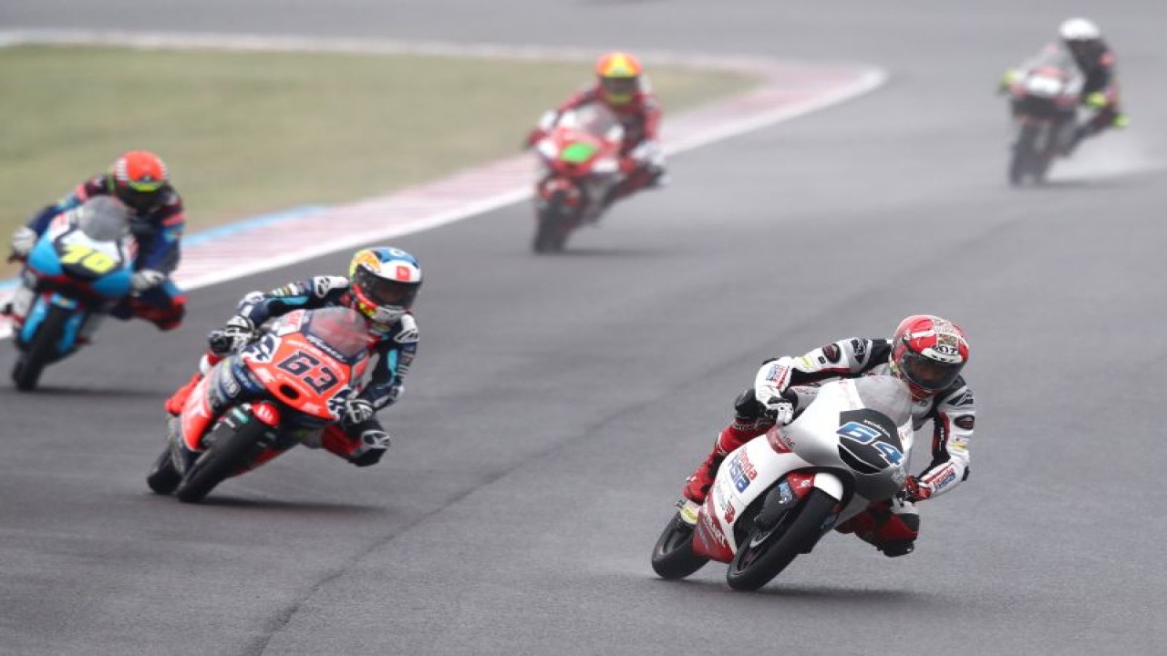 Pebalap Indonesia Mario Suryo Aji (#64) dari Honda Team Asia di balap Moto3 Argentina. (2/4/2023) (HO via Honda Team Asia)