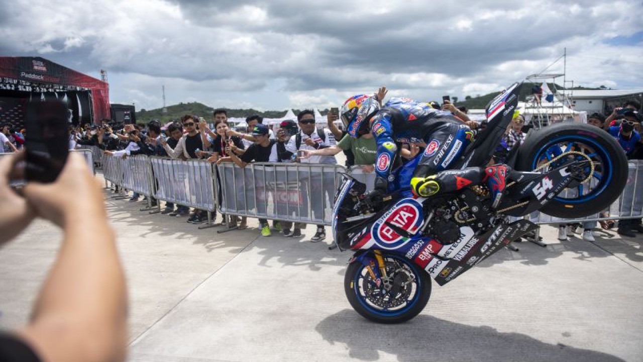 Arsip - Pebalap Pata Yamaha Prometeon WorldSBK Toprak Razgatlioglu melakukan "stoopie" seusai sesi balapan WSBK Superpole di Pertamina Mandalika International Street Circuit di KEK Mandalika, Desa Kuta, Kecamatan Pujut, Praya, Lombok Tengah, NTB, Sabtu (4/3/2023). Toprak Razgatlioglu berhasil meraih pole position dalam Tissot Superpole dengan catatan waktu terbaik 1 menit 32.037 detik disusul posisi kedua ditempati Andrea Locatelli dengan catatan waktu tercepat 1 menit 32.106 detik dan Alvaro Bautista di posisi ketiga dengan waktu 1 menit 32.202 detik. ANTARA FOTO/M Agung Rajasa/foc.