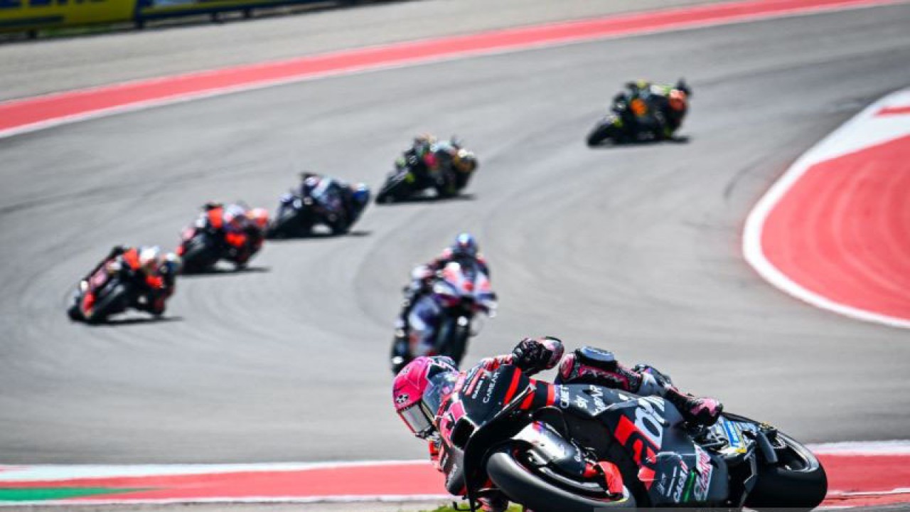 Aleix Espargaro (Aprilia Racing) melaju di Grand Prix Amerika yang digelar di Circuit of the Americas, Austin, Texas, AS, Minggu (16/4/2023). (ANTARA/HO/Aprilia Racing)