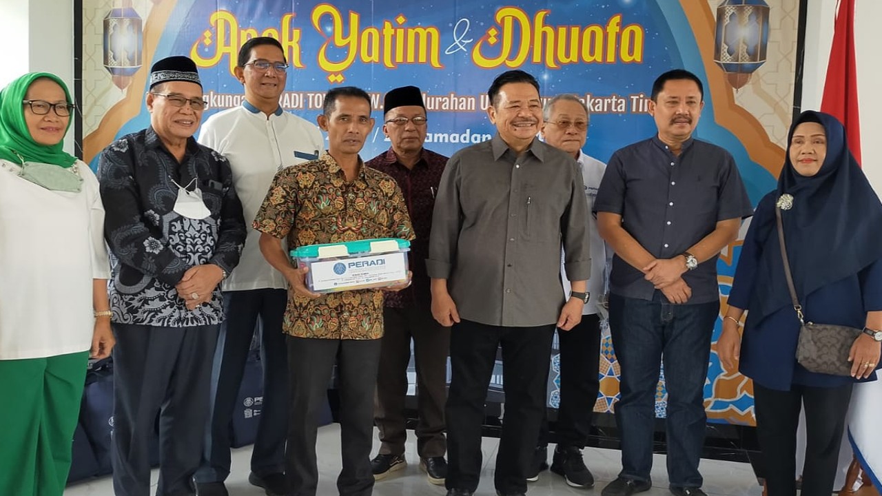 Otto Hasibuan bersama Pengurus DPN PERADI Memberikan Santunan kepada Anak Yatim dan Dhuafa di Lingkungan PERADI Tower