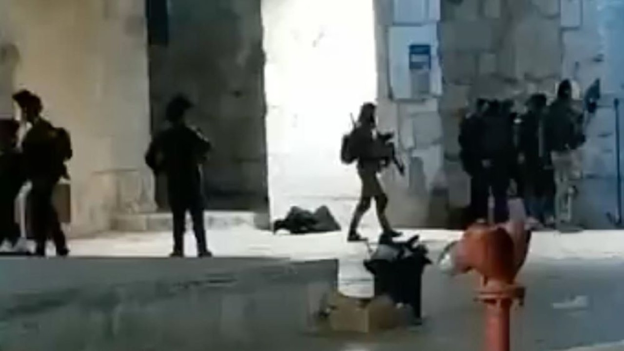 Pasukan Israel berada di dalam Masjid Al-Aqsa setelah seorang warga Palestina dilaporkan ditembak di halaman masjid tersebut. (Istimewa/Middle East Eye)