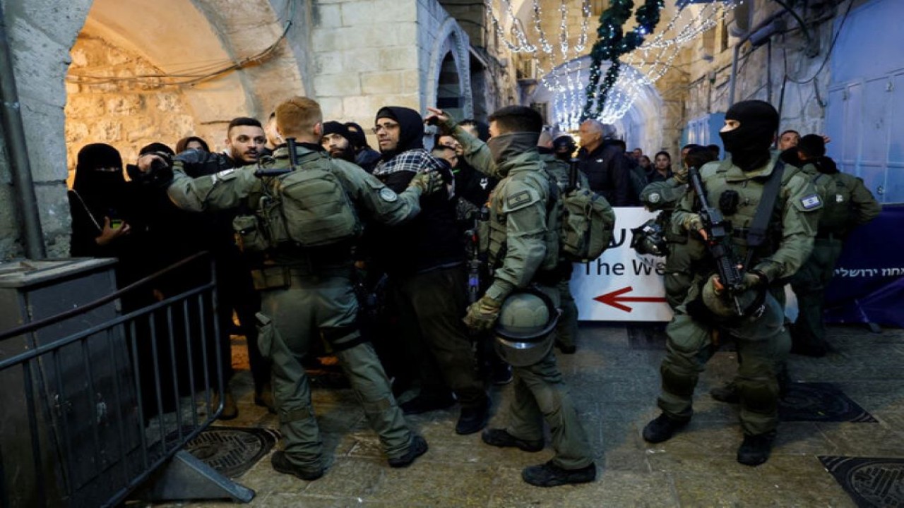 Polisi perbatasan Israel mengambil posisi di dekat kompleks Al-Aqsa yang juga dikenal orang Yahudi sebagai Temple Mount, sementara ketegangan meningkat selama bentrokan dengan warga Palestina di Kota Tua Yerusalem, 5 April 2023. (Reuters)