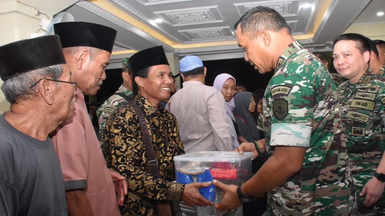 Pangdam Jaya Mayjen TNI M. Hasan menyerahkan Bingkisan Lebaran dan santunan Anak Yatim kepada Masyarakat Korban kebakaran Depo Pertamina Plumpang-Jakarta Utara