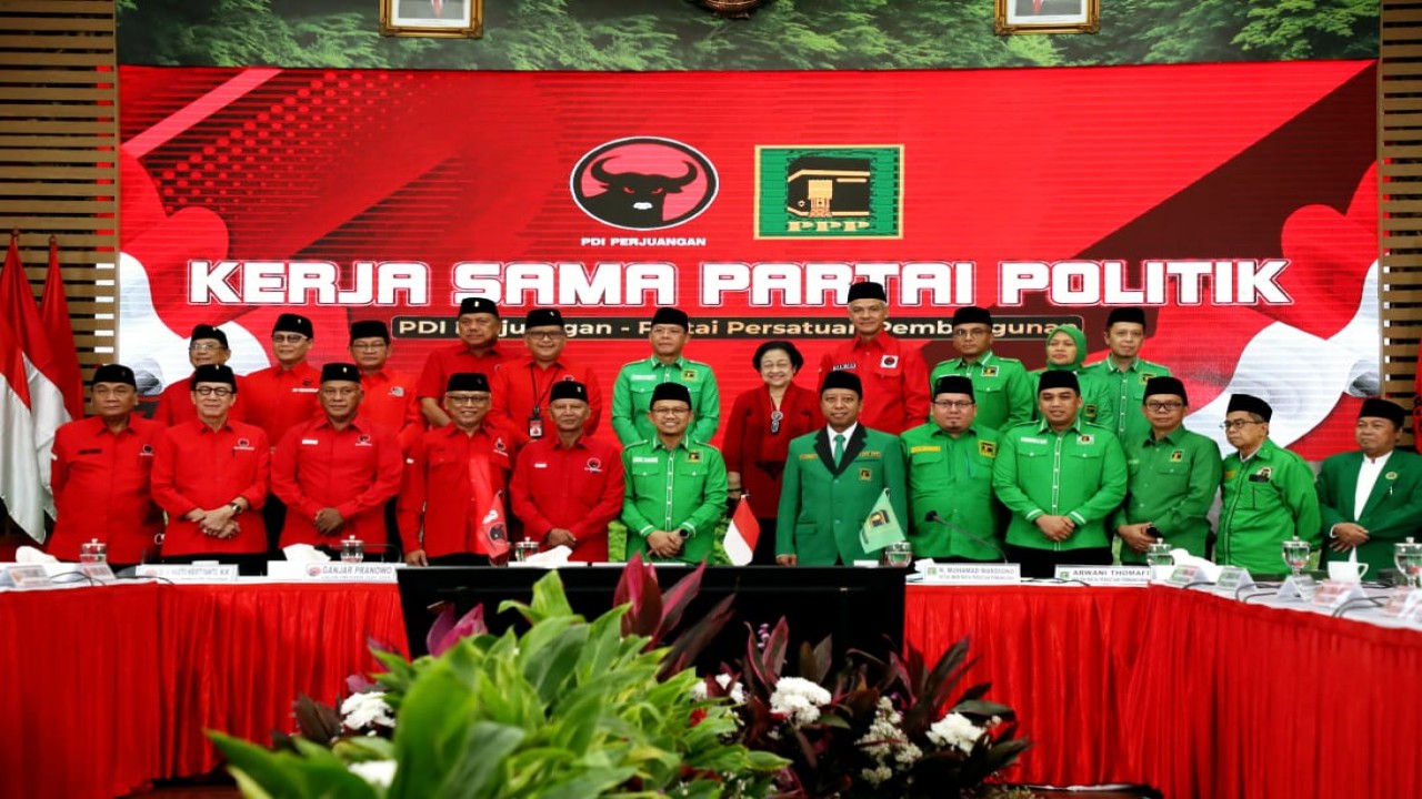Seluruh fungsionaris PDI Perjuangan dan PPP mendapat kesempatan naik ke atas panggung berfoto bersama dengan Megawati, Mardiono, dan Ganjar Pranowo. (Istimewa)