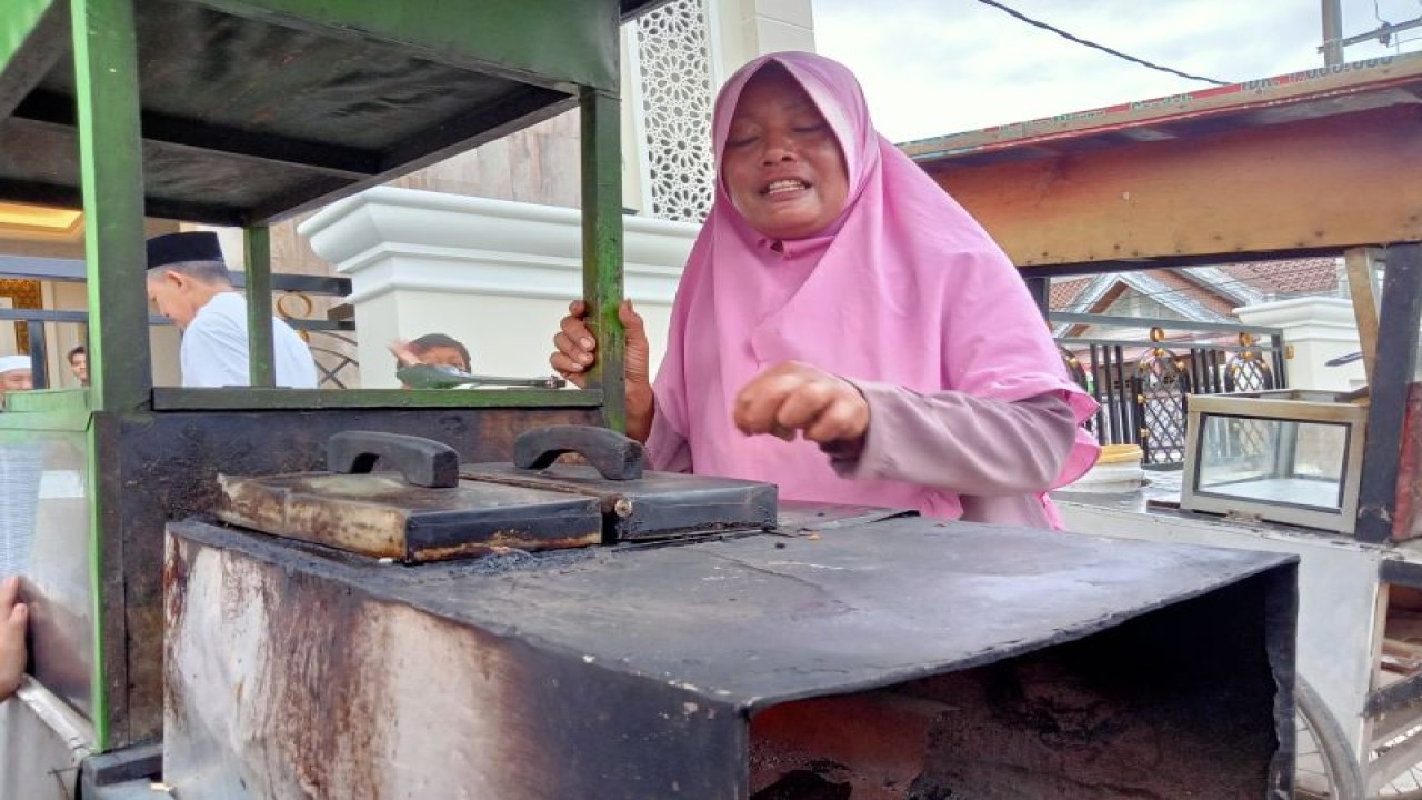 Suasana pedagang kue tradisional Buroncong, Suriati menyiapkan menu sajian buka puasa untuk jamaah Masjid Nurul Ittihad Kalukuang, di Makassar, Minggu (2/4/2023). Antara/ Suriani Mappong