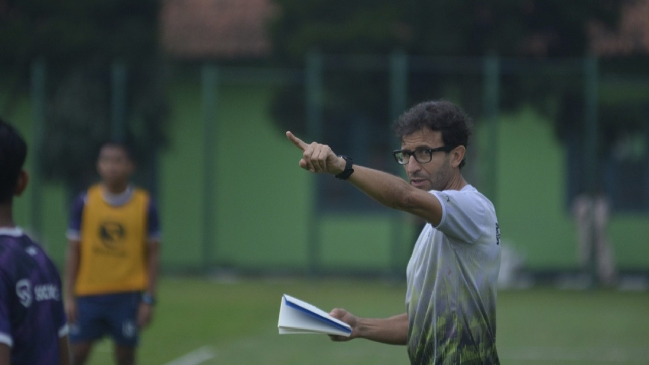 Pelatih Persib Luis Milla