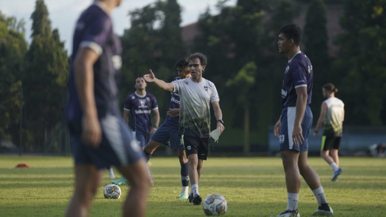 Pelatih Persib, Luis Milla