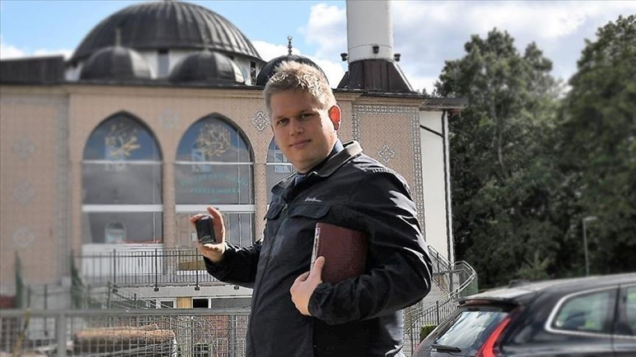 Pemimpin partai politik sayap kanan Denmark Stram Kurs, Rasmus Paludan, melakukan pemakaran Al-Qur'an di ibu kota Swedia, Stockholm, di depan Kedutaan Besar Turki pada Januari lalu. (Anadolu Agency)